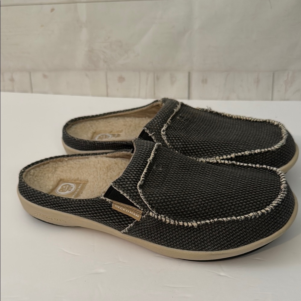 Gecko Man Size 8.5 Men’s Gray Slip-On Slippers/Loafers with Cream Trim